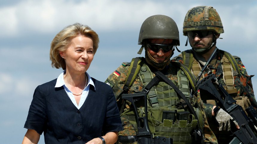Ursula von der Leyen mit zwei Soldaten