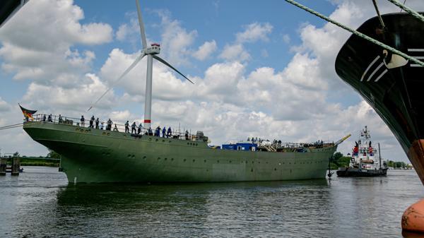 Die Gorch Fock wieder zu Wasser