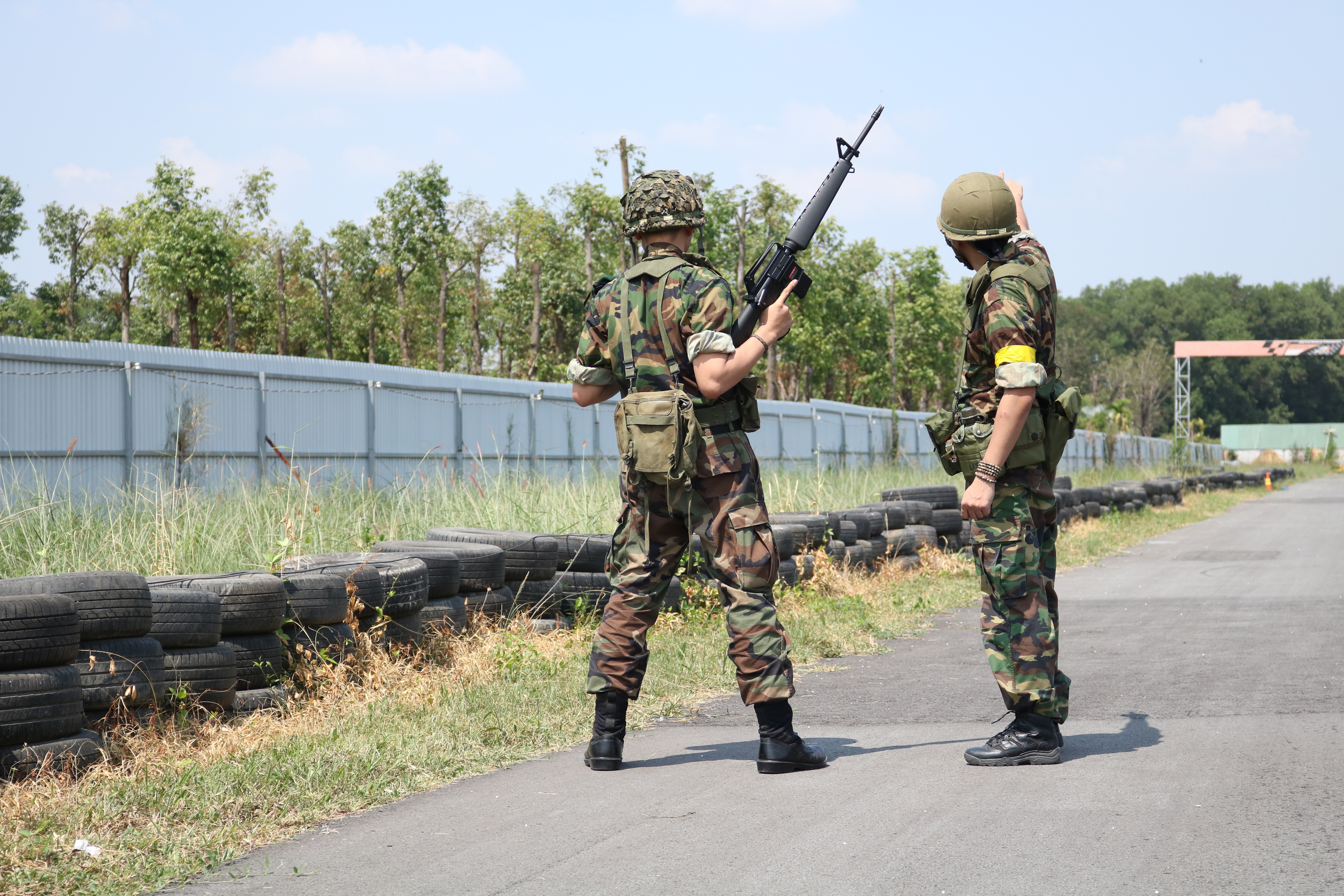 Zwei Soldaten auf Straße