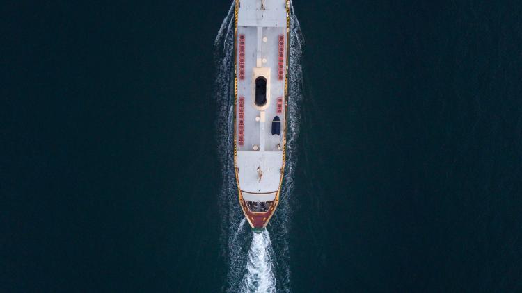 Symbolbild: Luftaufnahme Frachtschiff