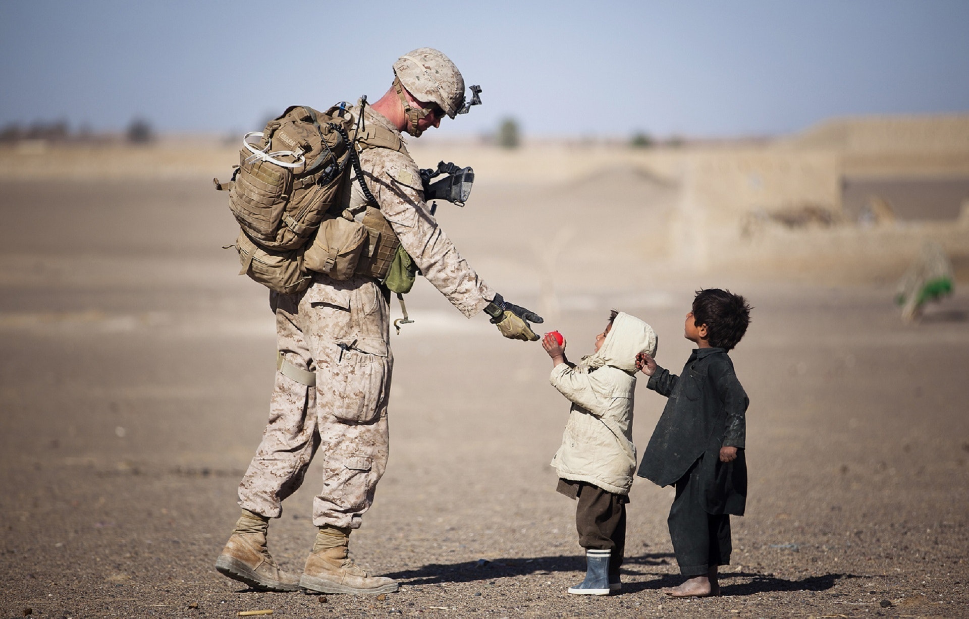 Symbolbild: Soldat mit Kindern