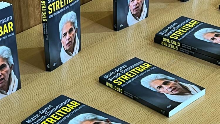Tisch mit Büchern