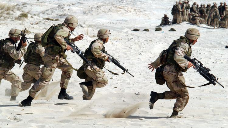 Soldaten rennen im Sand
