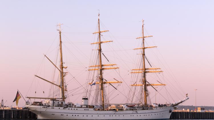 Schiff im Hafen