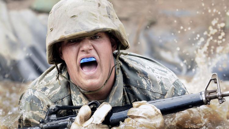 Soldat im Matsch