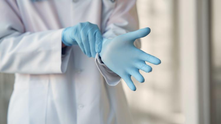 Arzt mit sterilen Handschuhen