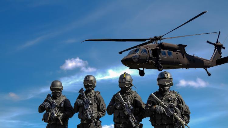 Soldaten und Hubschrauber