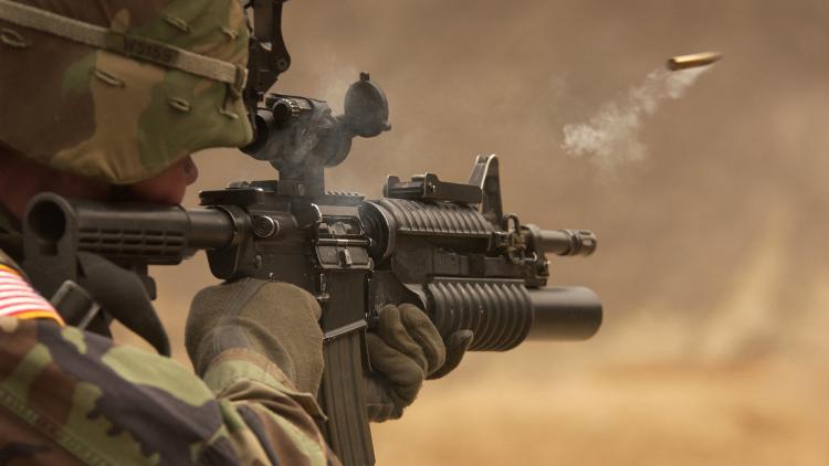 schießender Soldat