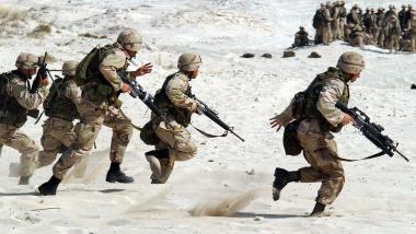 Soldaten rennen im Sand