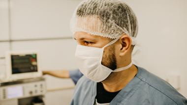 Mann mit Schutzmaske