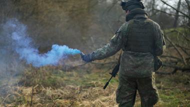 Soldat mit Rauchpatrone