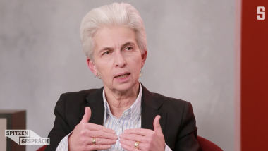 Marie-Agnes Strack-Zimmermann beim Spiegel